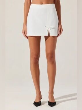 ASTR • NWT $98 USD White Mini Skirt with Front Bow Accent W17” L15”